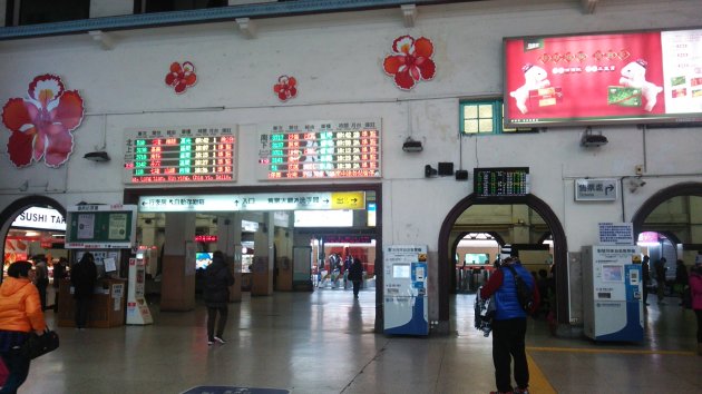 駅の入口すぐの風景